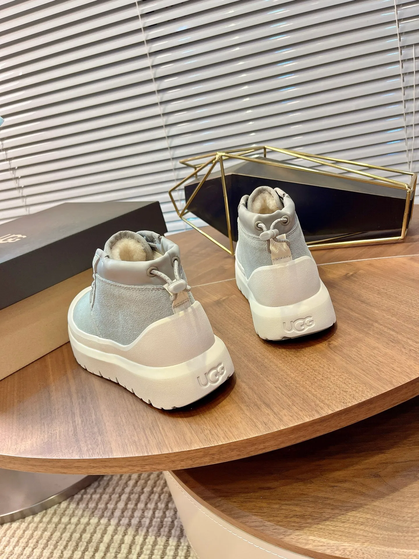 【UGG】 P: 560💰 Couple shoes Size: Women’s size 35-40 / Men’s size 40-44 UGG Tasman Weather Hybrid slip-on snow boots👢 Wang Yibo's same style 👏 adds a large orange sole to the classic Tasman shoe style, functional color contrast design, environmentally friendly waterproof and snowproof material, which has both fashionable and functional attributes. At the same time, it is paired with the new UGG furry shoes Keen's furry color-blocking jacket. Bright orange and maroon collide to create a new light outdoor style and open up a new travel experience in early autumn! Using the best materials, the 17mm fur integrated surface is warmer and breathable, and the outsole is upgraded to a lightweight and wear-resistant light wing technology outsole!